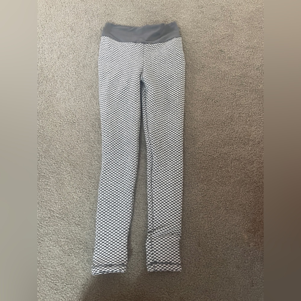 Work out leggings perfect for gym. Size small with butt scrunch